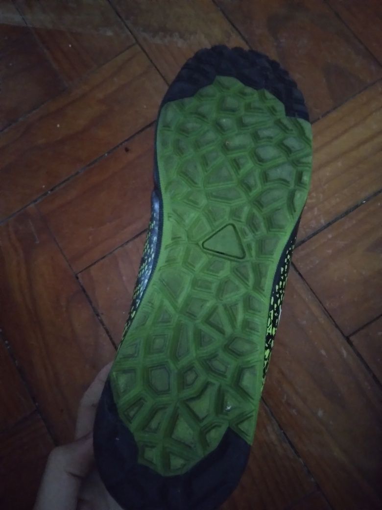 Sapatos muito bonitos como novos