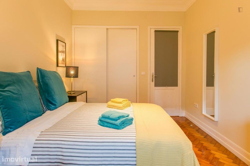 142054 - Quarto com cama de casal em...