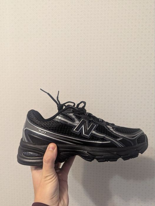 New Balance 740 black