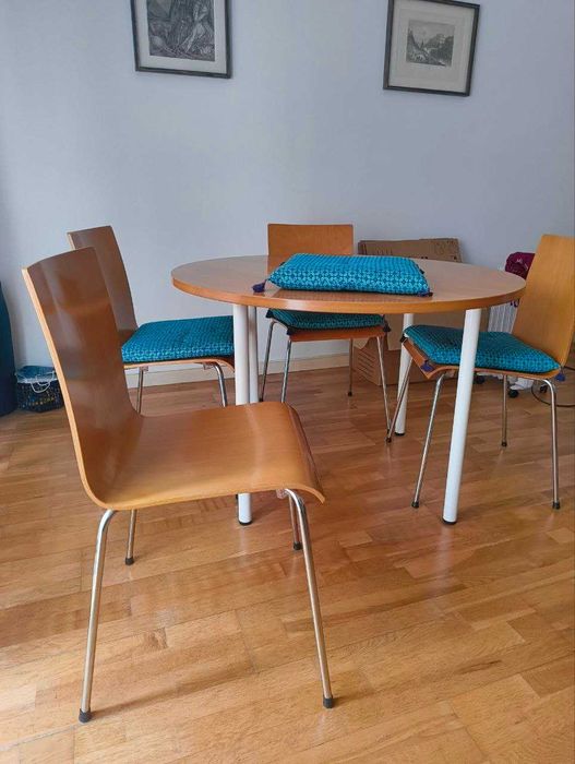 Conjunto de mesa redonda com quatro cadeiras