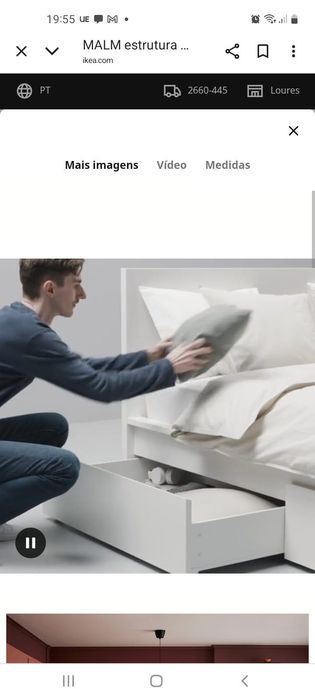 Cama e mesa de cabeceira