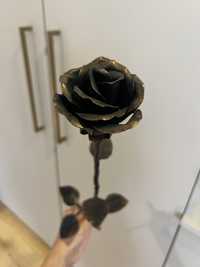 Róża ręcznie kuta ze stali