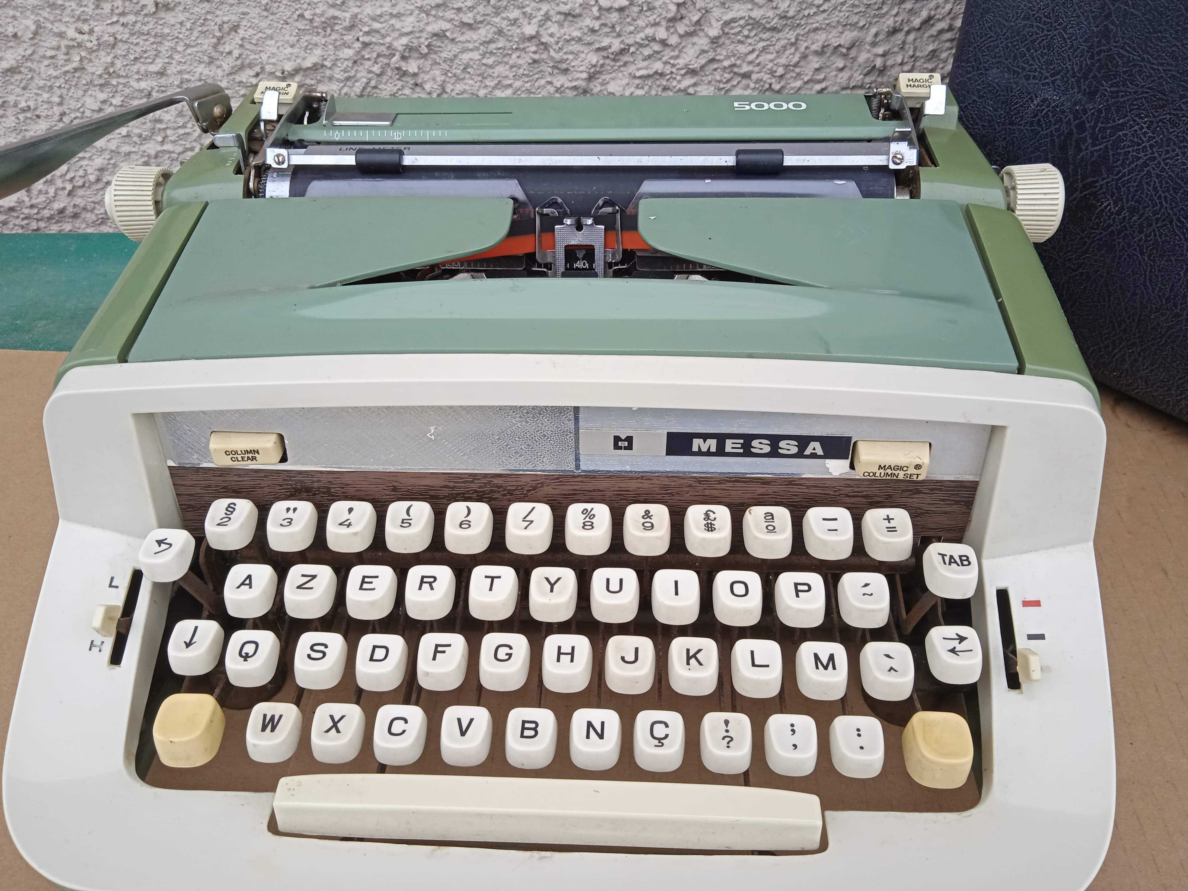 Máquina de escrever da marca Messa
