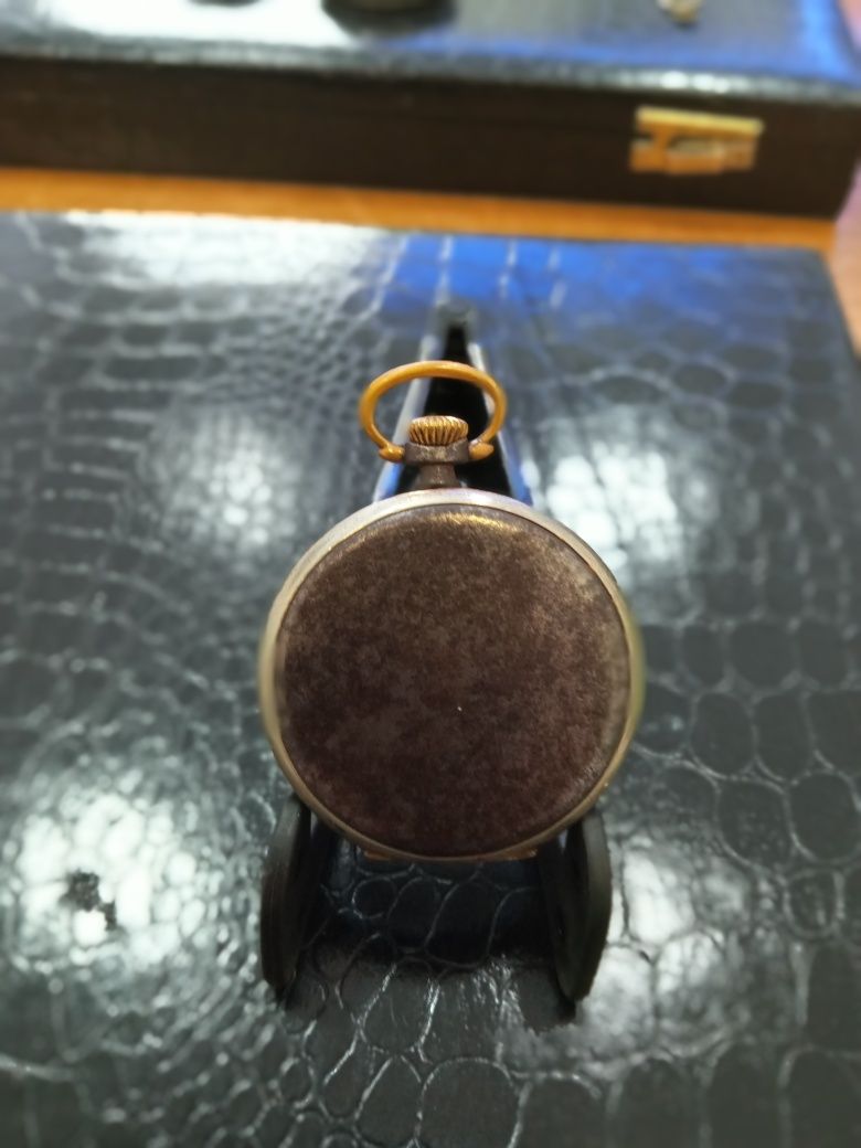 Relógio de bolso em ferro com aro em metal dourado Marca Record