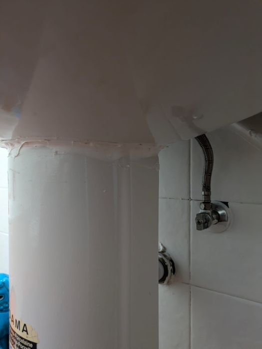 Lavatório wc em porcelana da marca Dama Roca com coluna de apoio