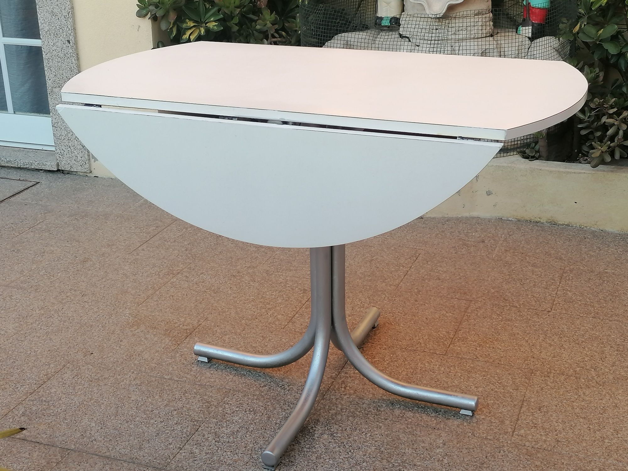 Vendo MESA DE COZINHA com 2 ABAS que abrem e fica redonda.