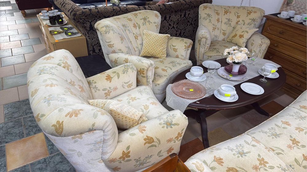 Komplet wypoczynkowy sofa trzyosobowa + 3 fotele