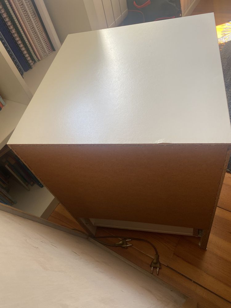 Mesa de cabeceira IKEA como nova