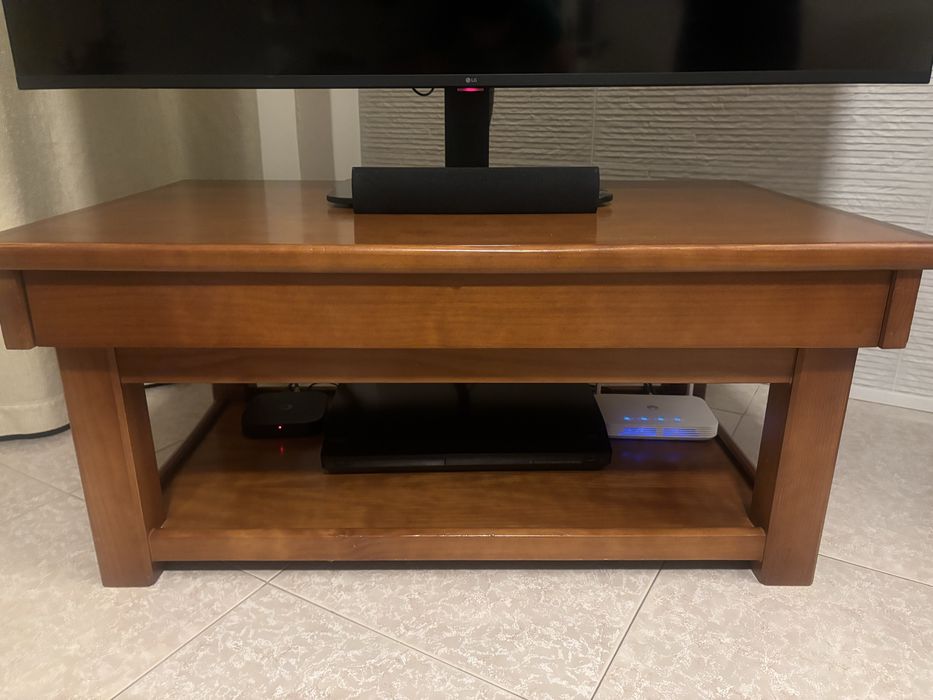 Movel em madeira maciça, em boas condições.