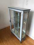 Vitrine antiga em madeira e vidro
