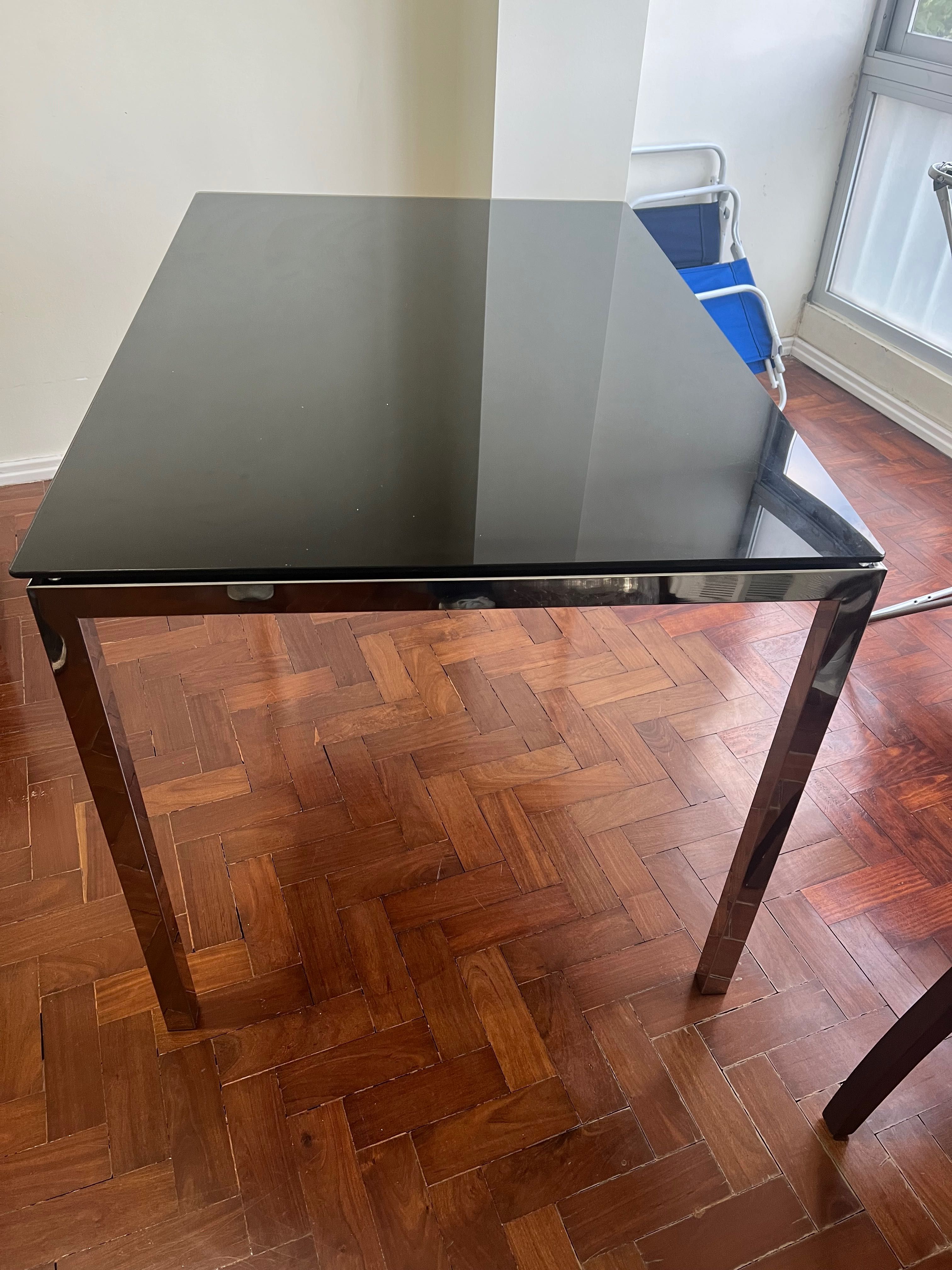 Mesa em vidro preto com pés em aço inox  4 lugares sem cadeiras