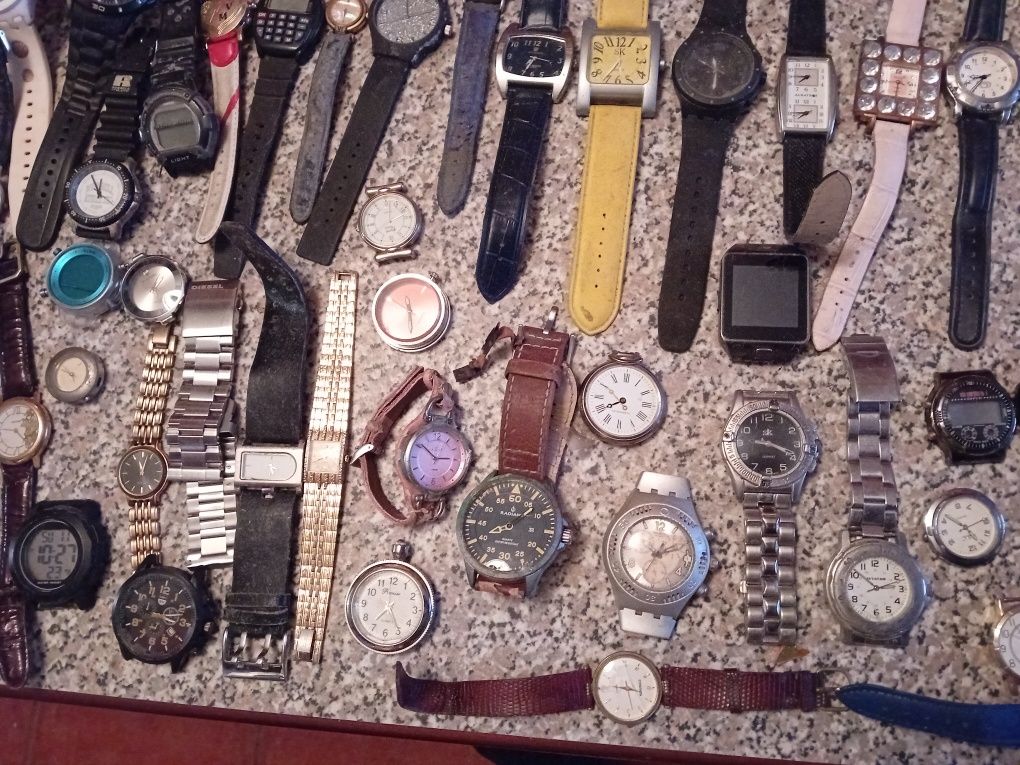 Conjunto de 130 Relógios Diversos para Reparação/Peças