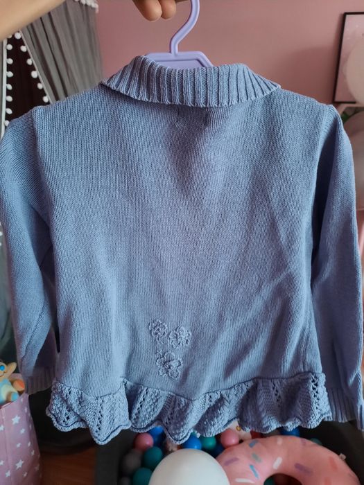 Sweterek dla dziewczynki z falbanką Name It