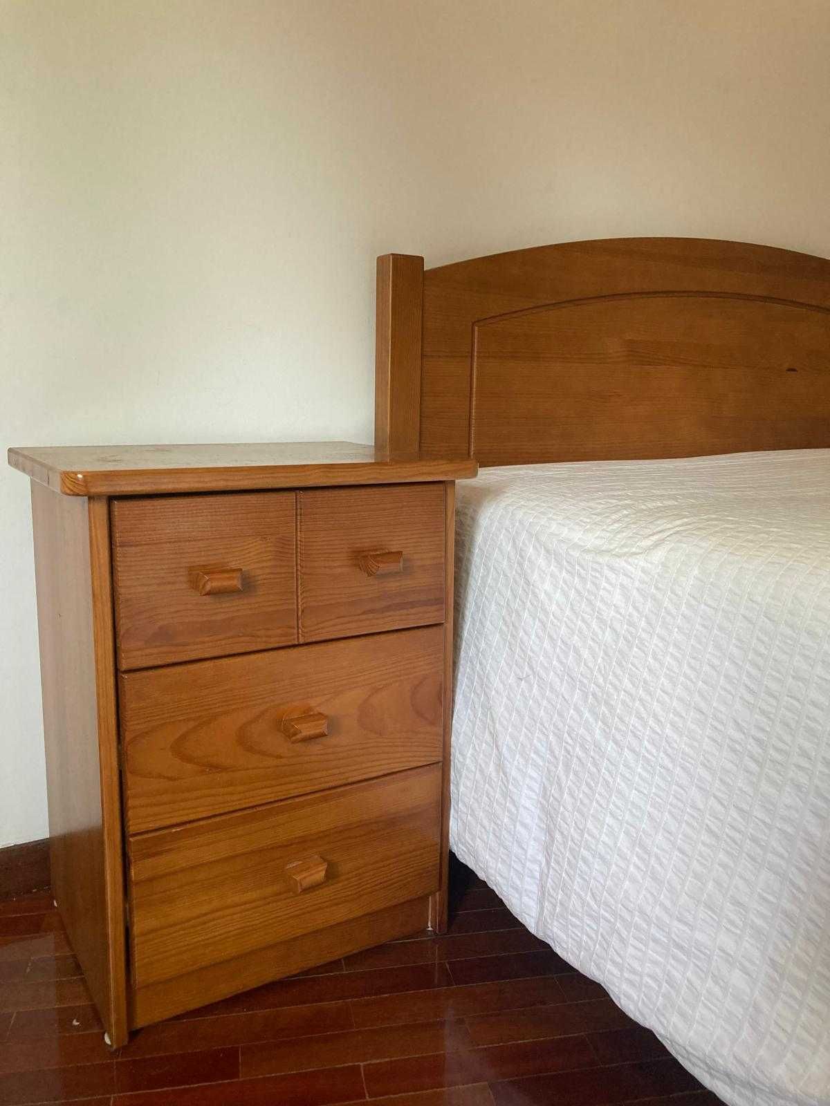 Cama de casal, mesas de cabeceira, cómoda e secretaria