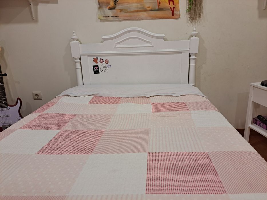 Cama e mesa de cabeceira branca