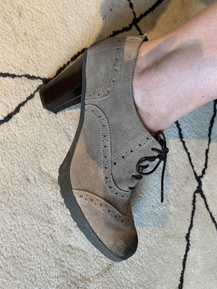 Sapatos variados a 15€ cada