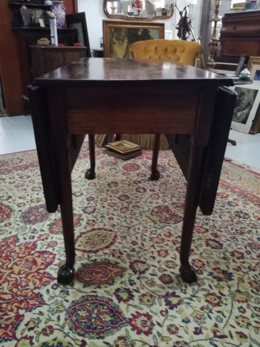 Mesa de Abas seculo XVIII com patas de Leão, em Mogno