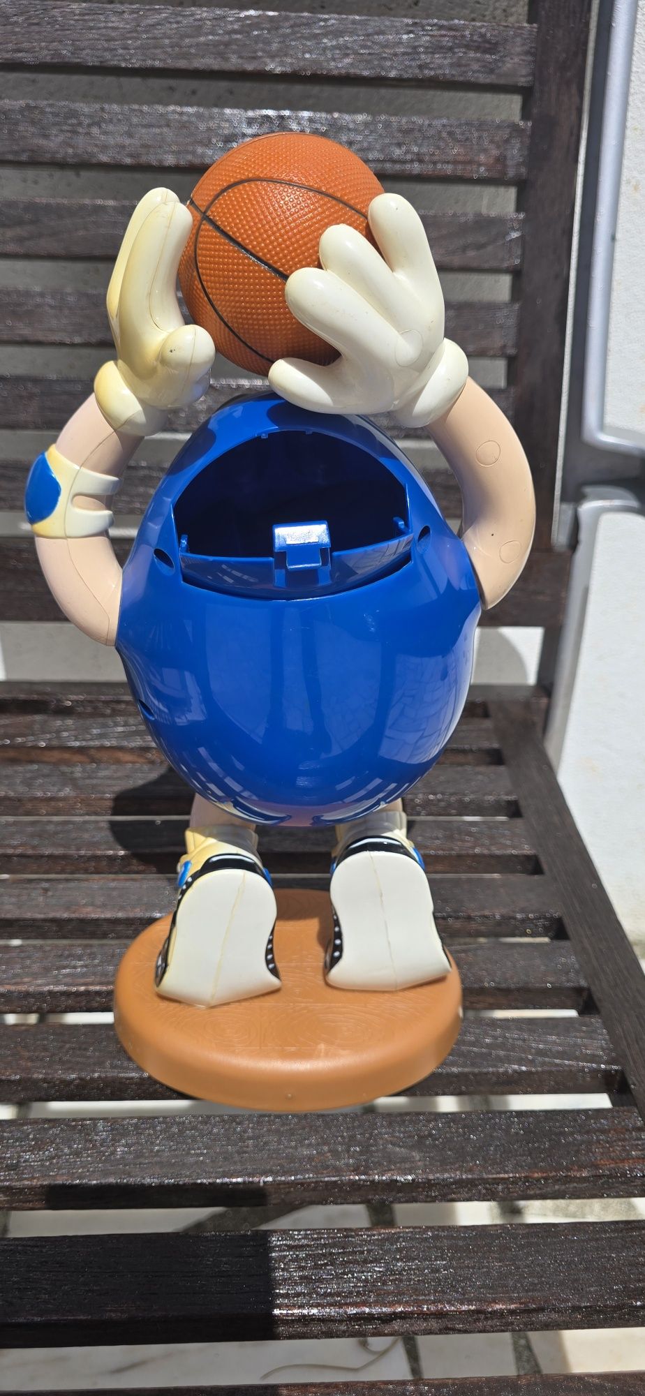 Dispensador M & Ms em boneco com depósito