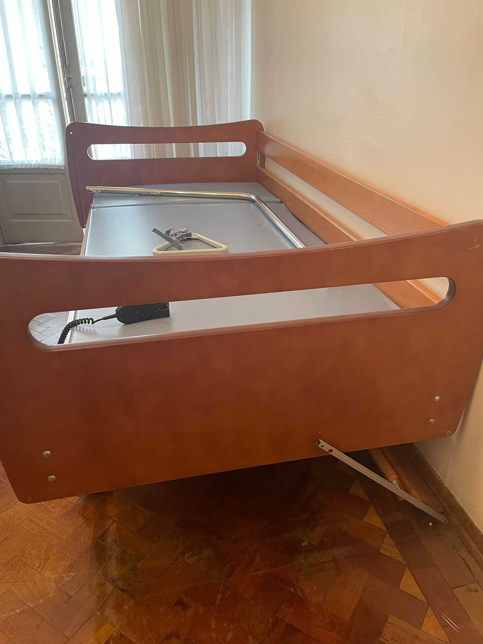 Cama articulada elétrica (com barras laterais amovíveis e apoio)