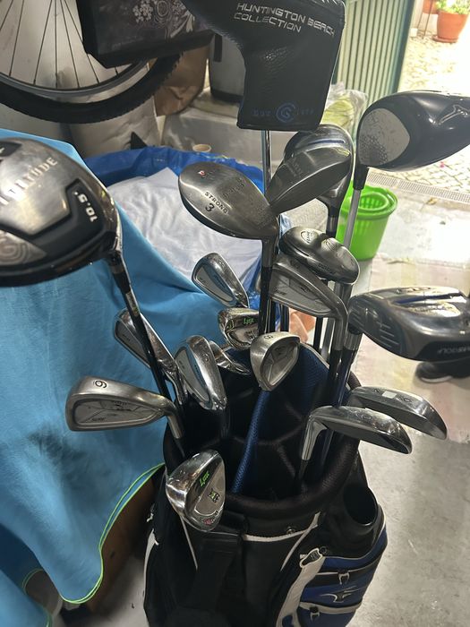 Sacos e vários tacos de Golfe