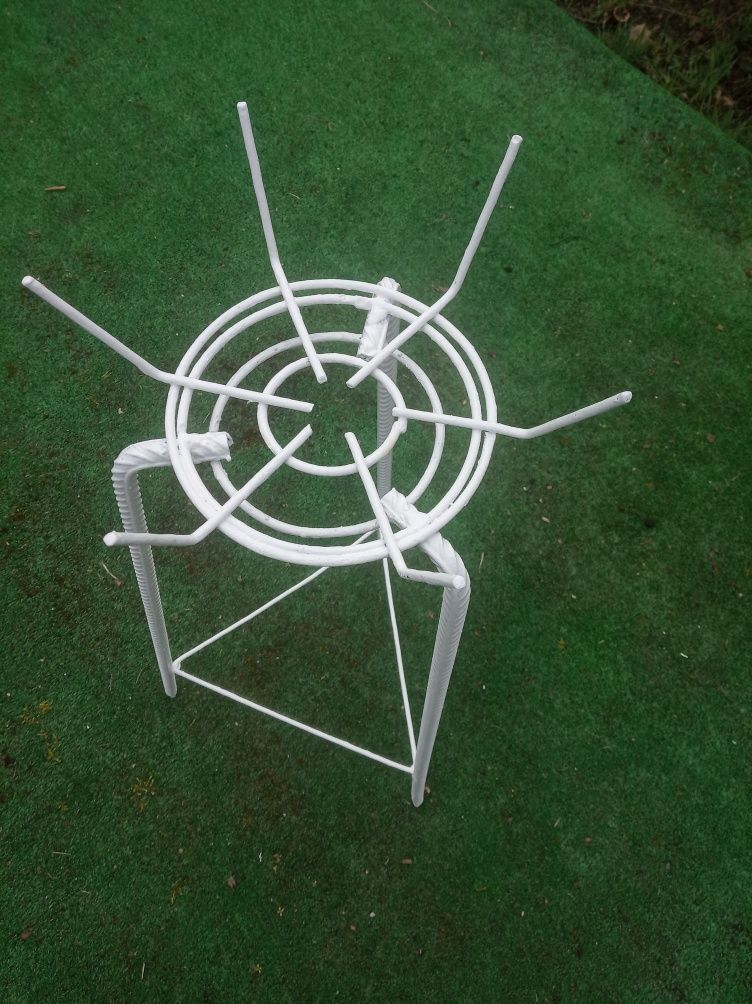 Metalowy biały kwietnik