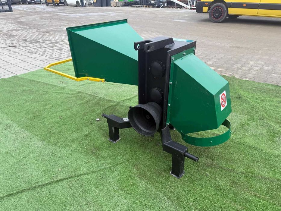 Rębak walcowy na WOM do ciągnika – tnie drewno na kawałki SOLIDNY
