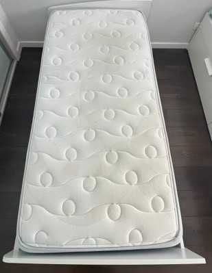 Cama com arrumação mais colchão