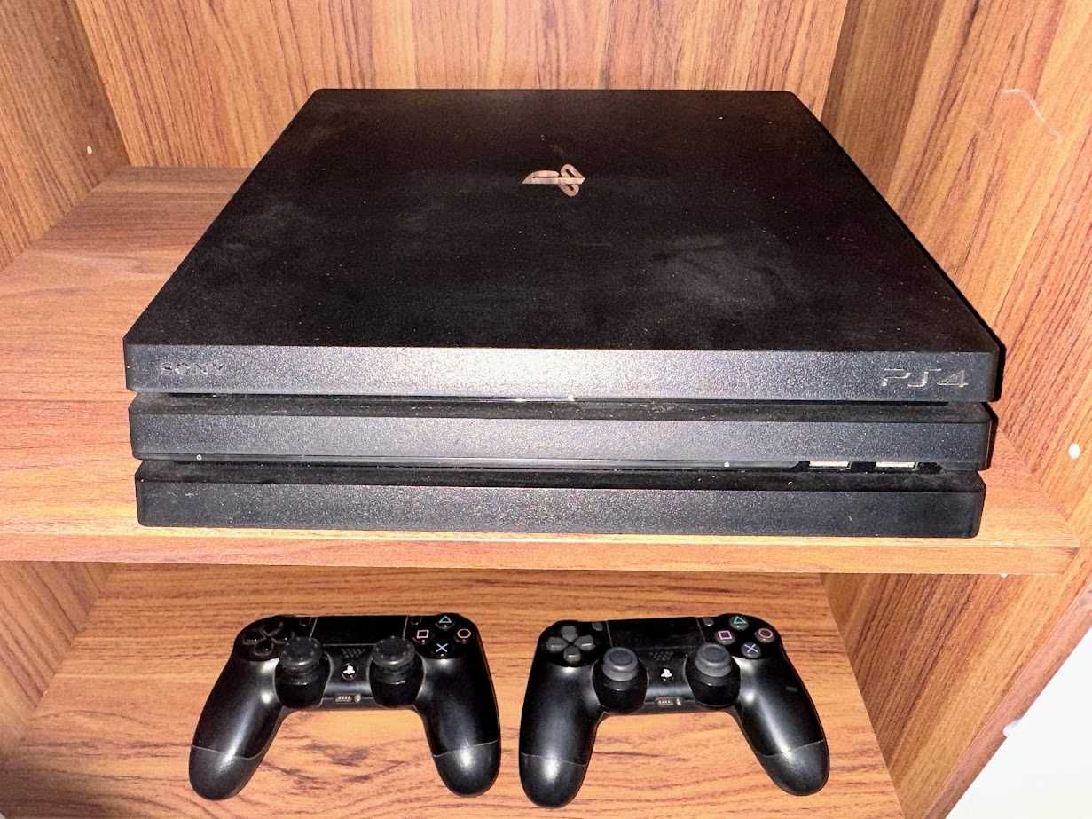 Playstation 4 Pro 1TB Desbloqueável! LER DESCRIÇÃO + comandos e cabos