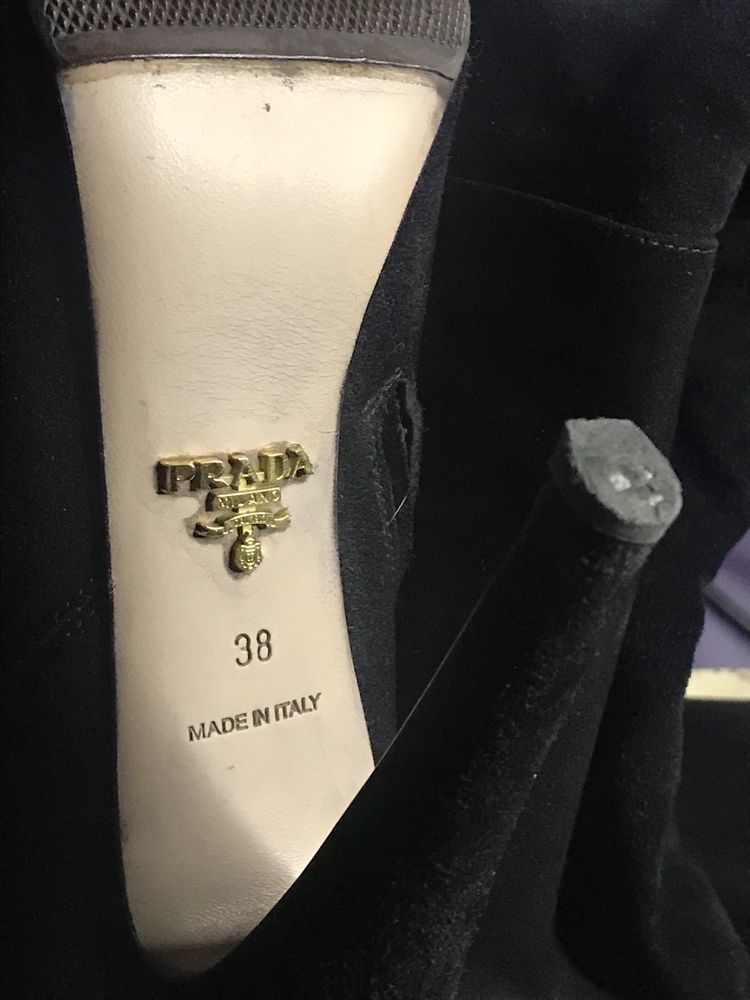 Чорні замшеві бофорти Prada.