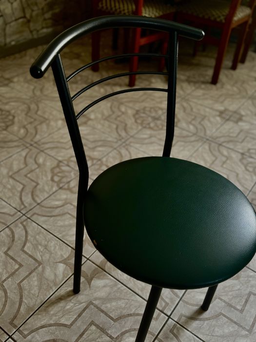 Стільці в чудовому стані дерево і метал