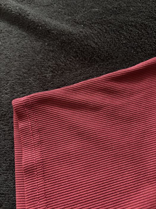 Zmysłowa sukienka bodycon z wycieciami po bokach, burgundowa