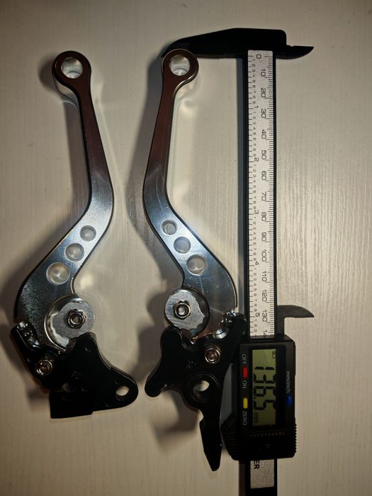 Regulowane klamki / manetki do motocykla - uniwersalne - aluminiowe