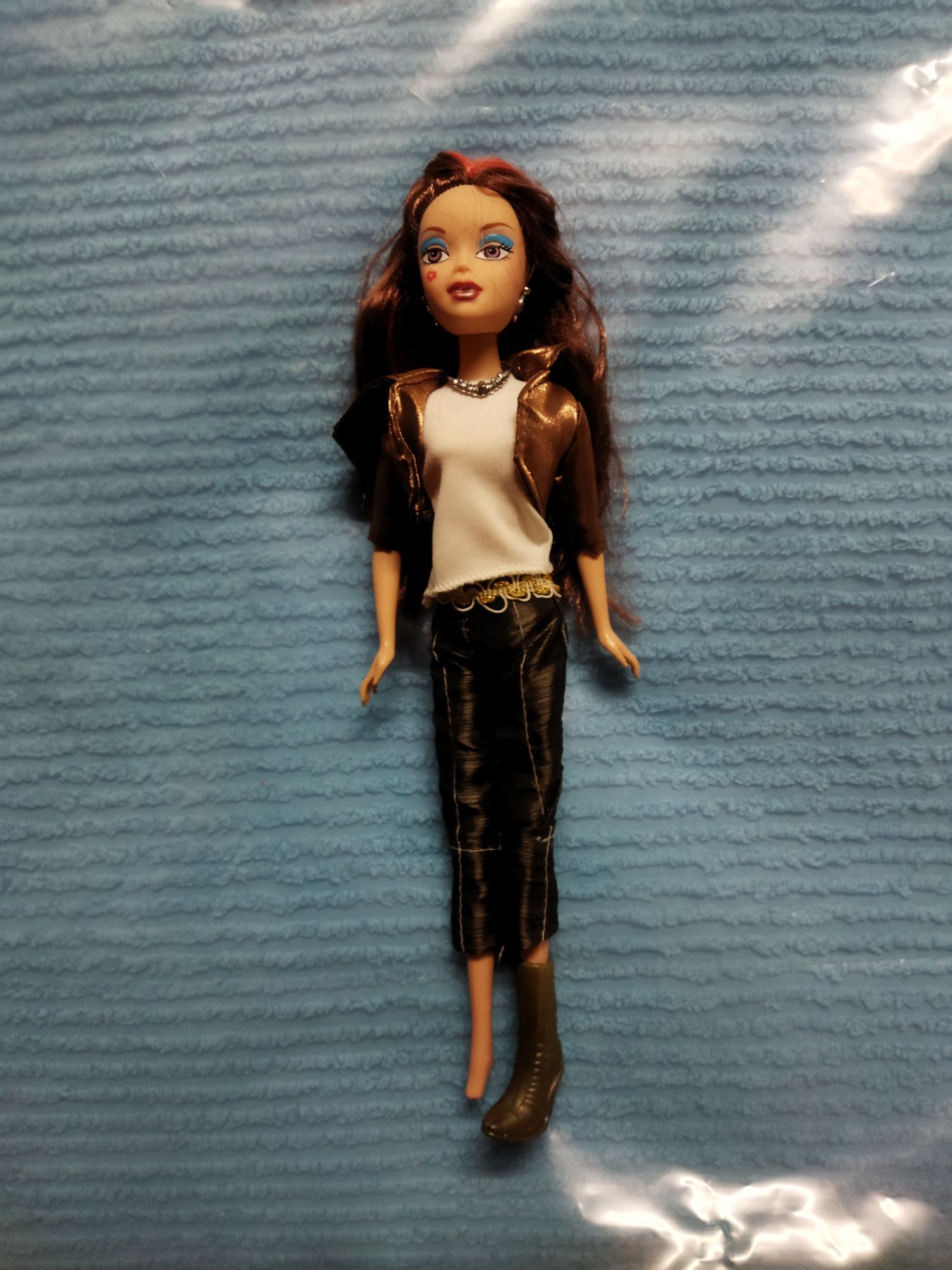 Boneca com brincos e colar