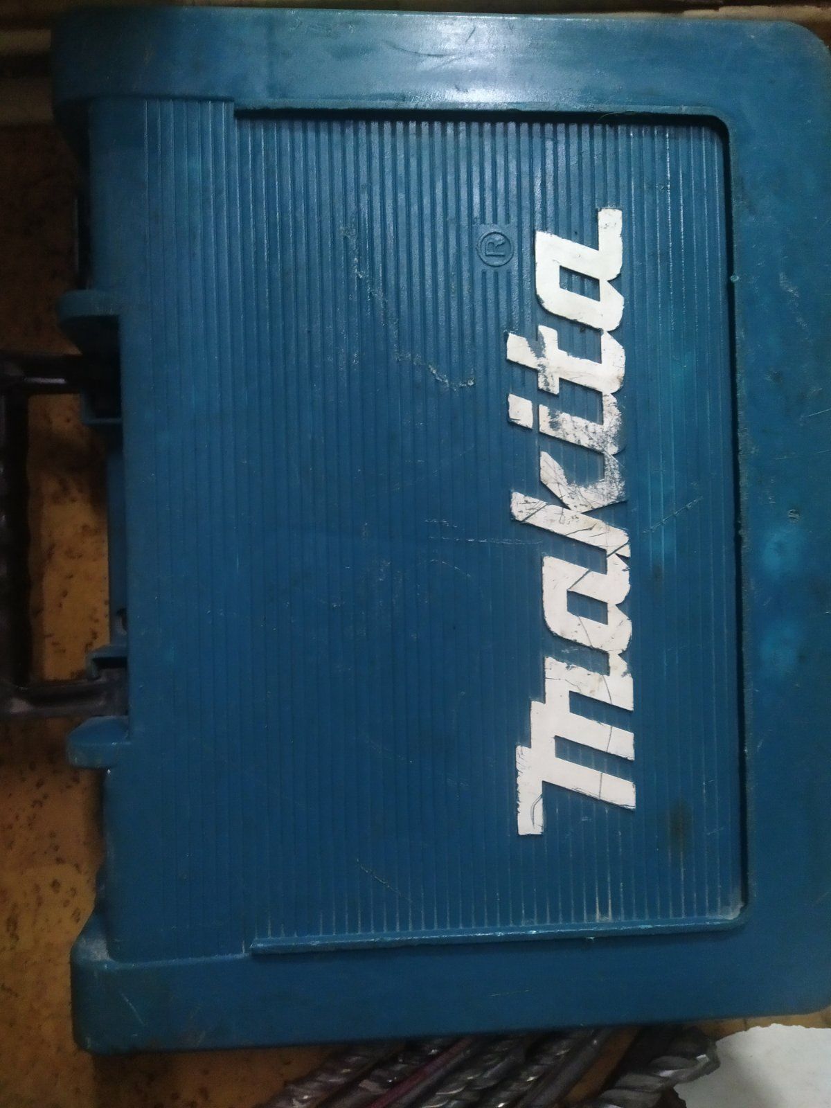 Продам перфоратор Makita Hr2810