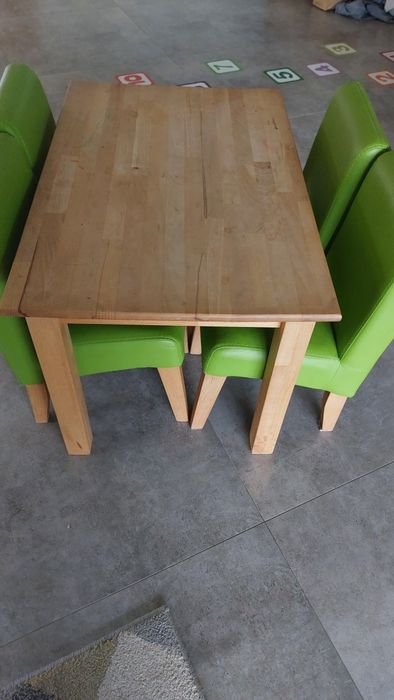 Drewniany stolik dziecięcy z krzesełkami tapicerowanymi