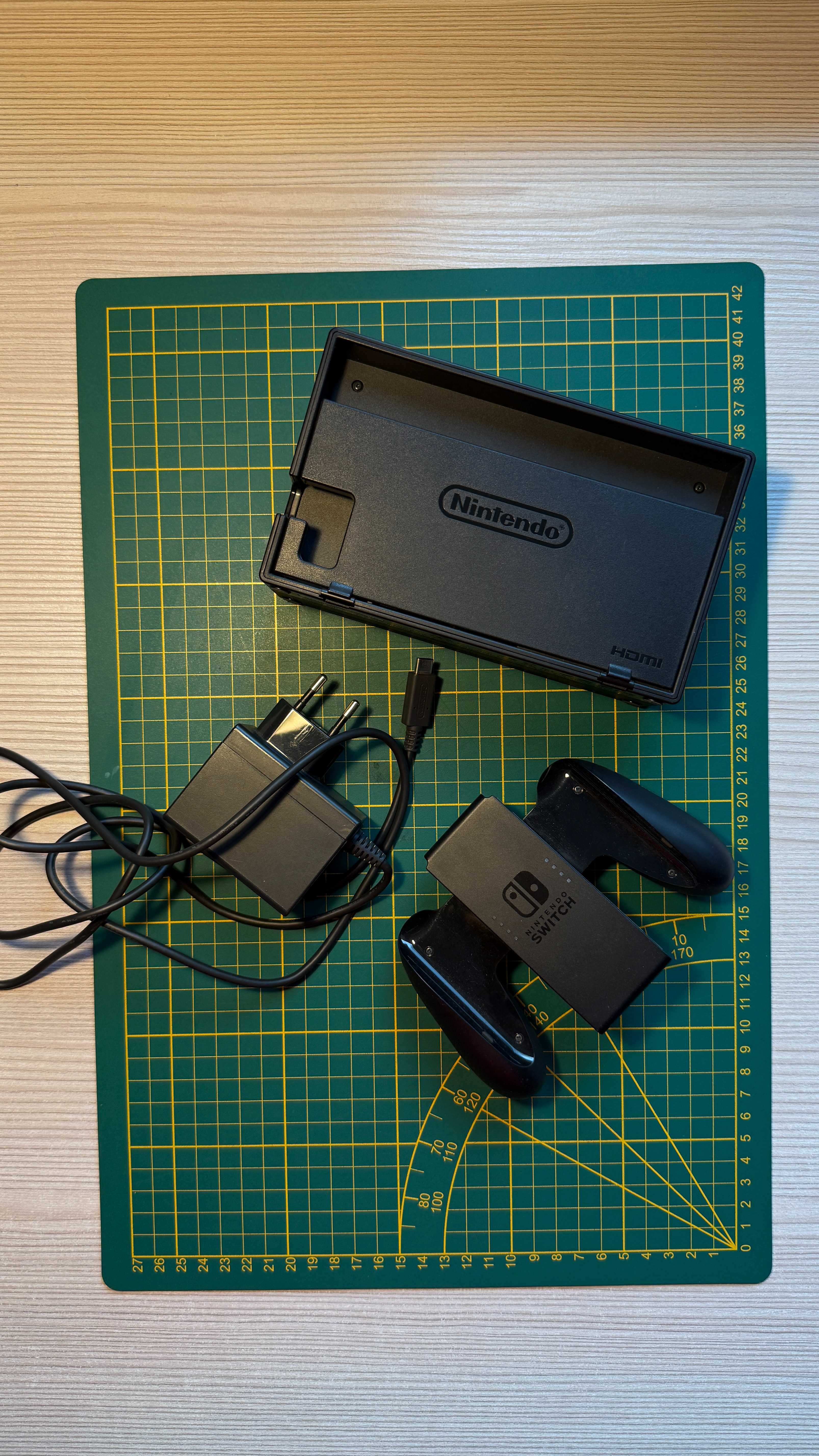 Nintendo Switch + gry (Mario Kart 8, Smash Bros., Pokemon Shield itp.)