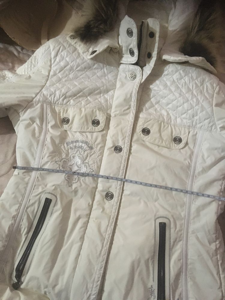 Продам белую модную зимнюю курточку женскую