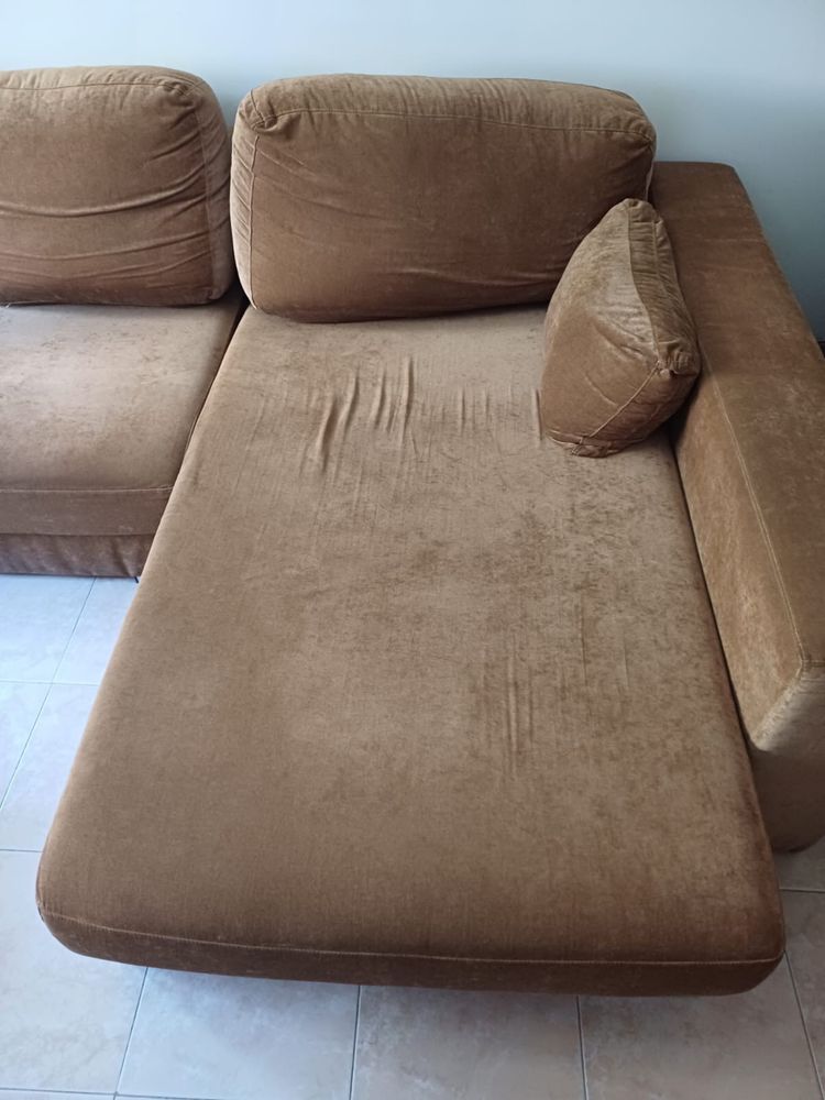 Sofá com chaise longue cor camel em veludo lavável bom estado 2,80 cm