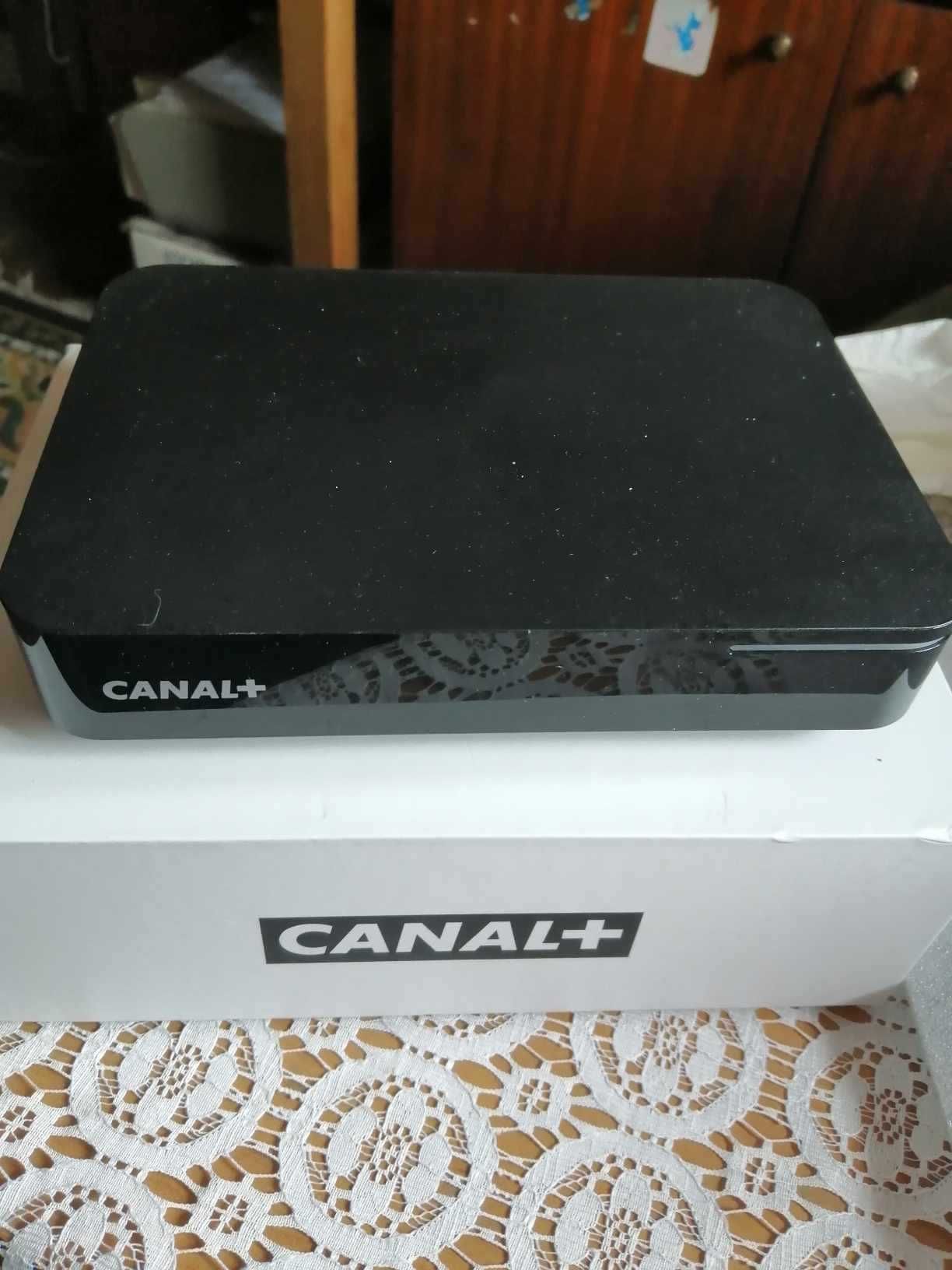 Canal+ Box HD HY4001  z wejściem na antenę naziemną.