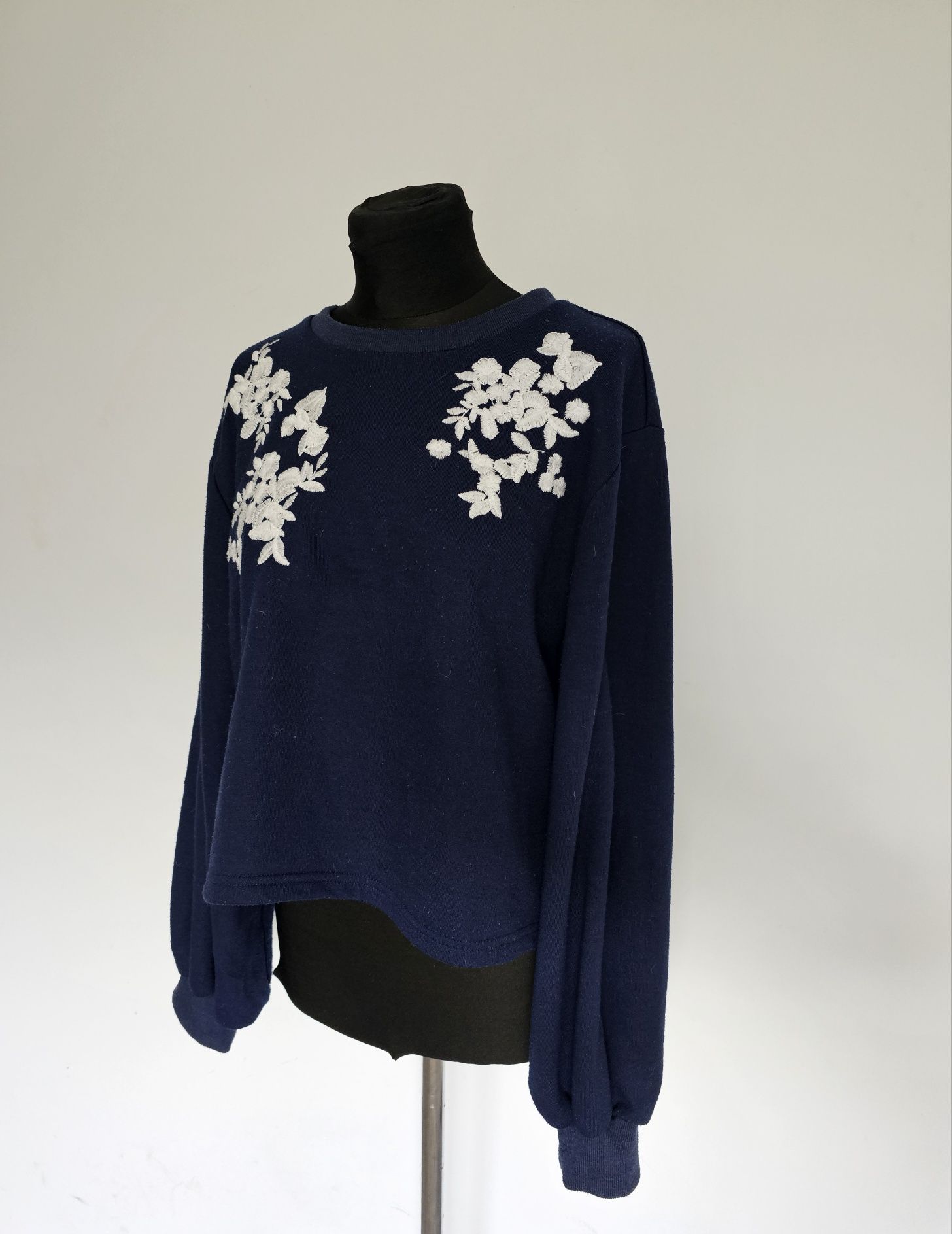 Granatowy sweter z bufiastym rękawami i białymi kwiatami oversize crop