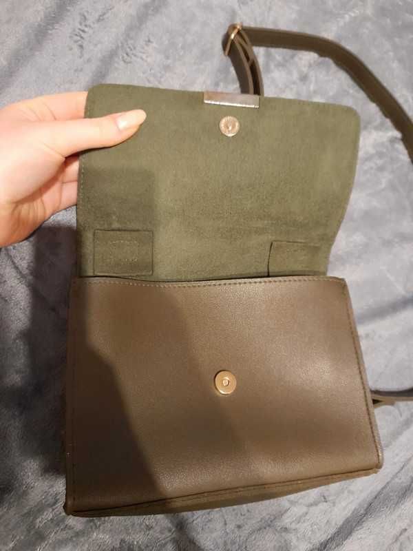 Torebka w kolorze khaki z łańcuchem