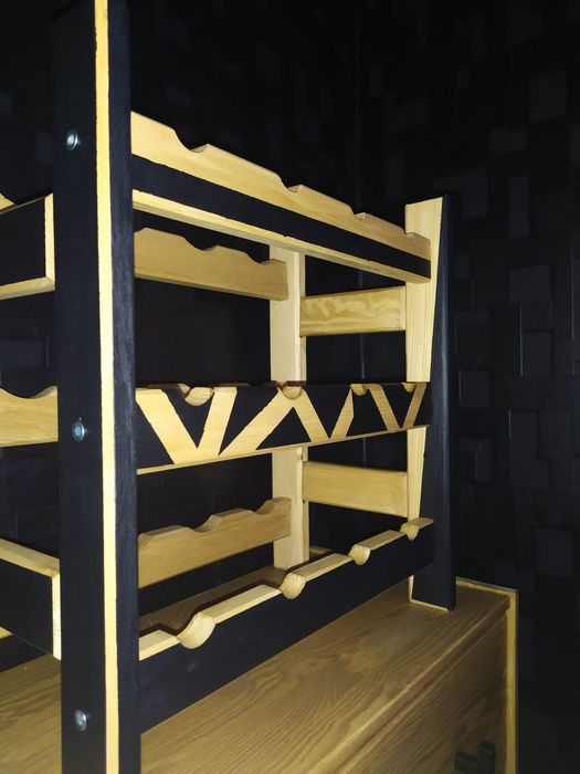 Stojak na wino lite drewno sosnowe loft industrial czarny