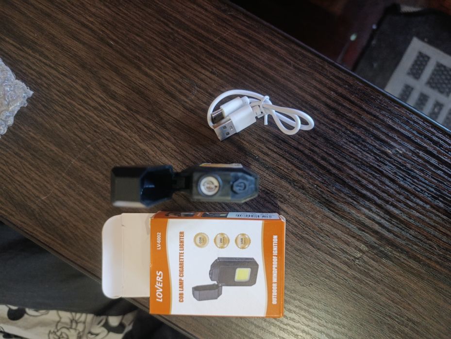 Зажигалка ucb с мощным фонариком!