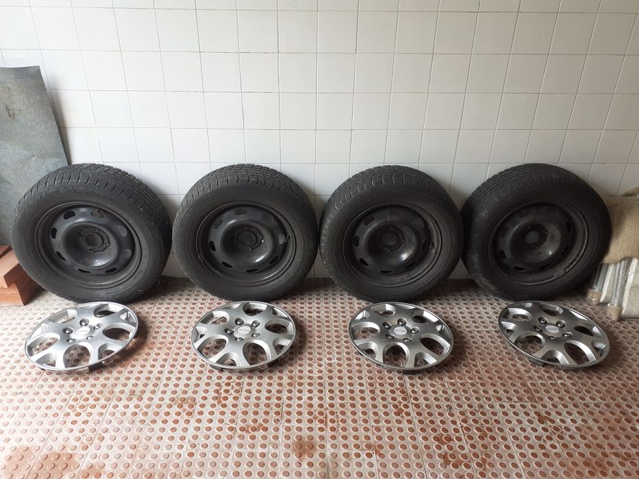 4 Pneus 205/60 R15 Michelin Semi Novos/ 4 Jantes e 4 Tampões