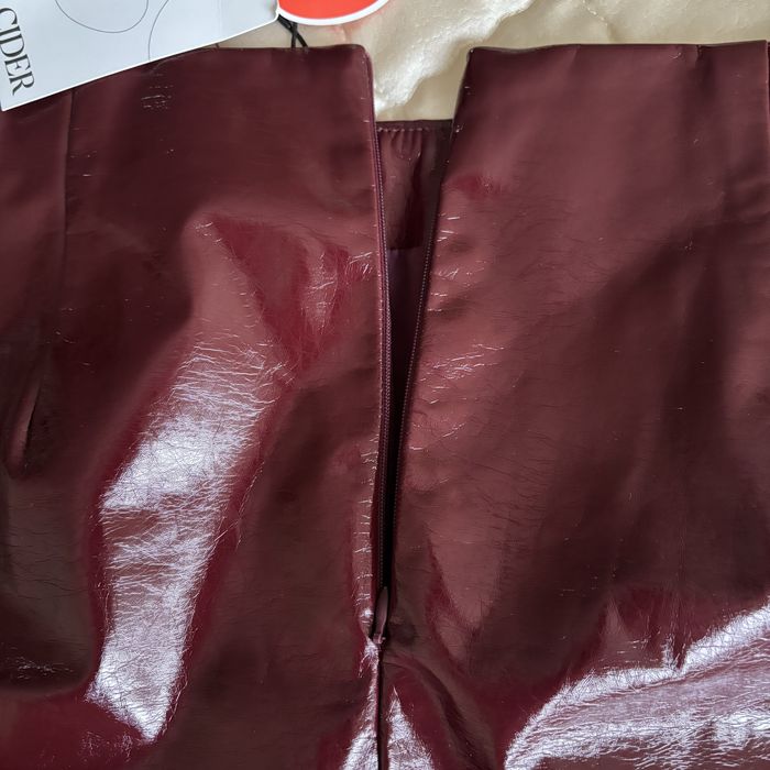 Лакована нова спідниця