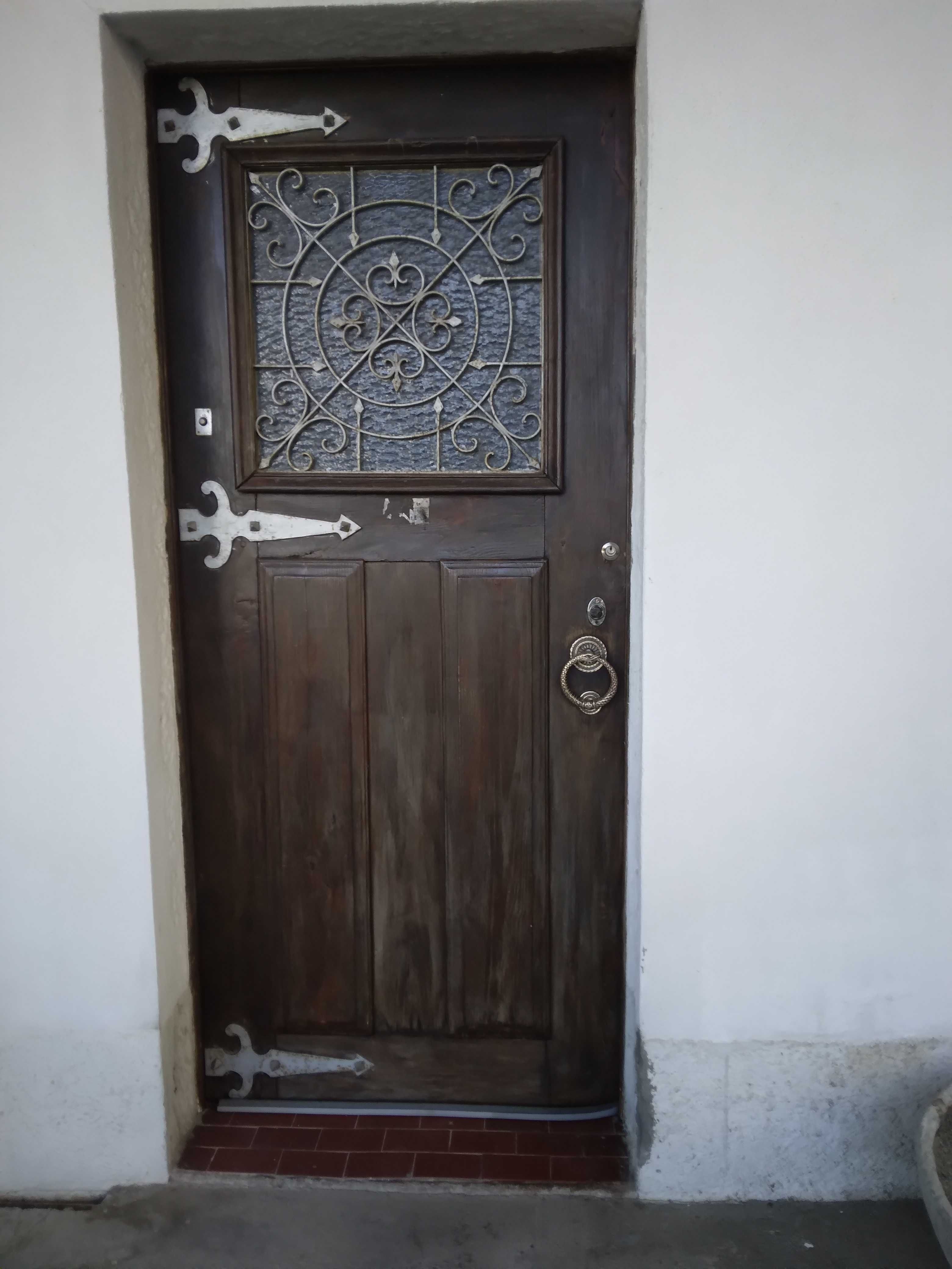 Vende -se  moradia  para restaurar