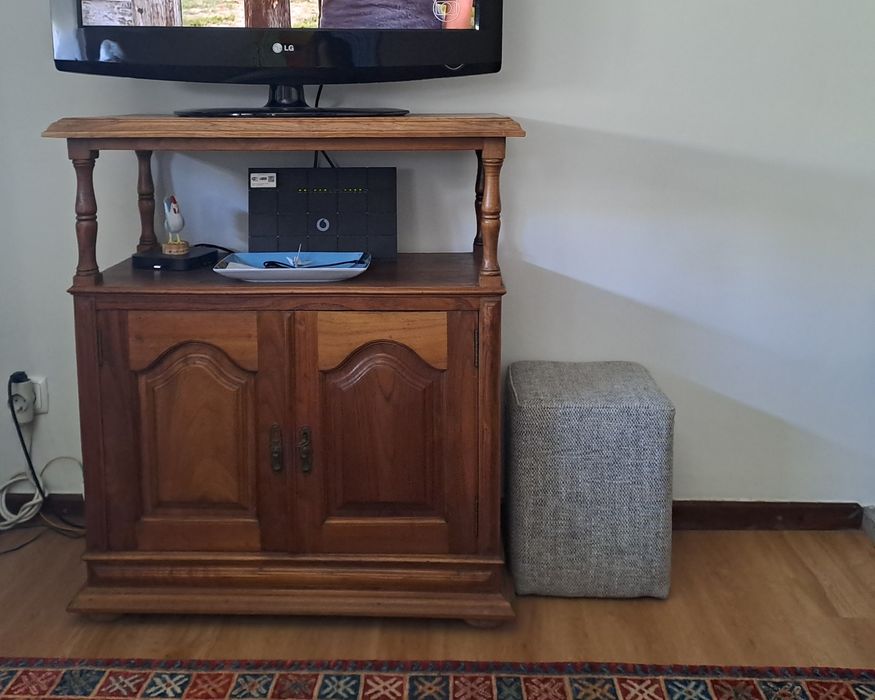 Móvel tv em castanho maciço
