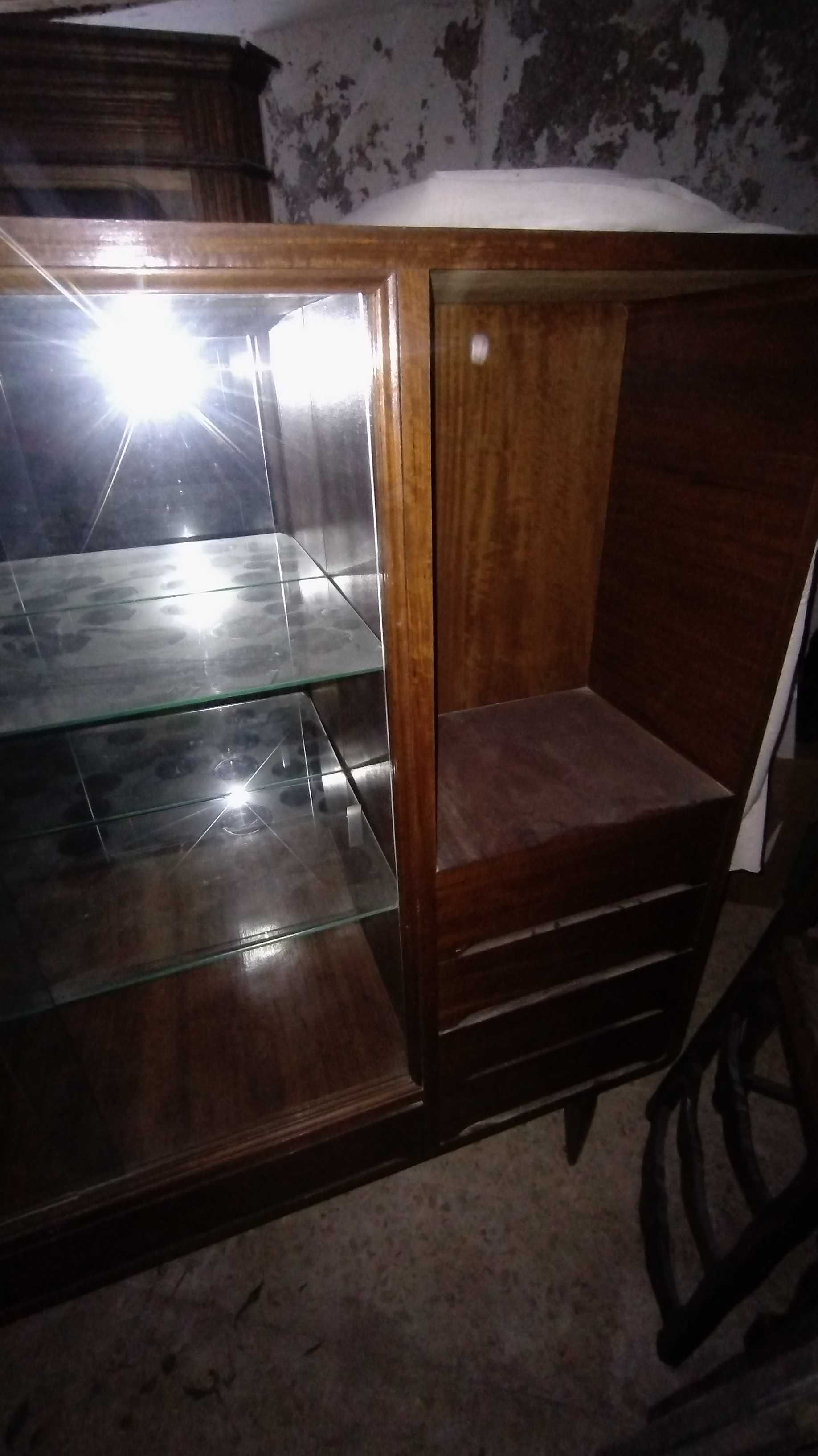 Vitrine de madeira com portas de vidro
