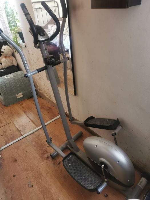 Oddam sprawny metalowy orbitrek z wyświetlaczem