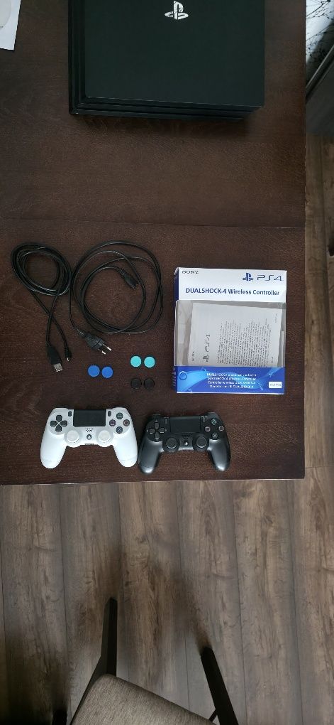 Play Station 4 Pro 1 TB + 2 pady